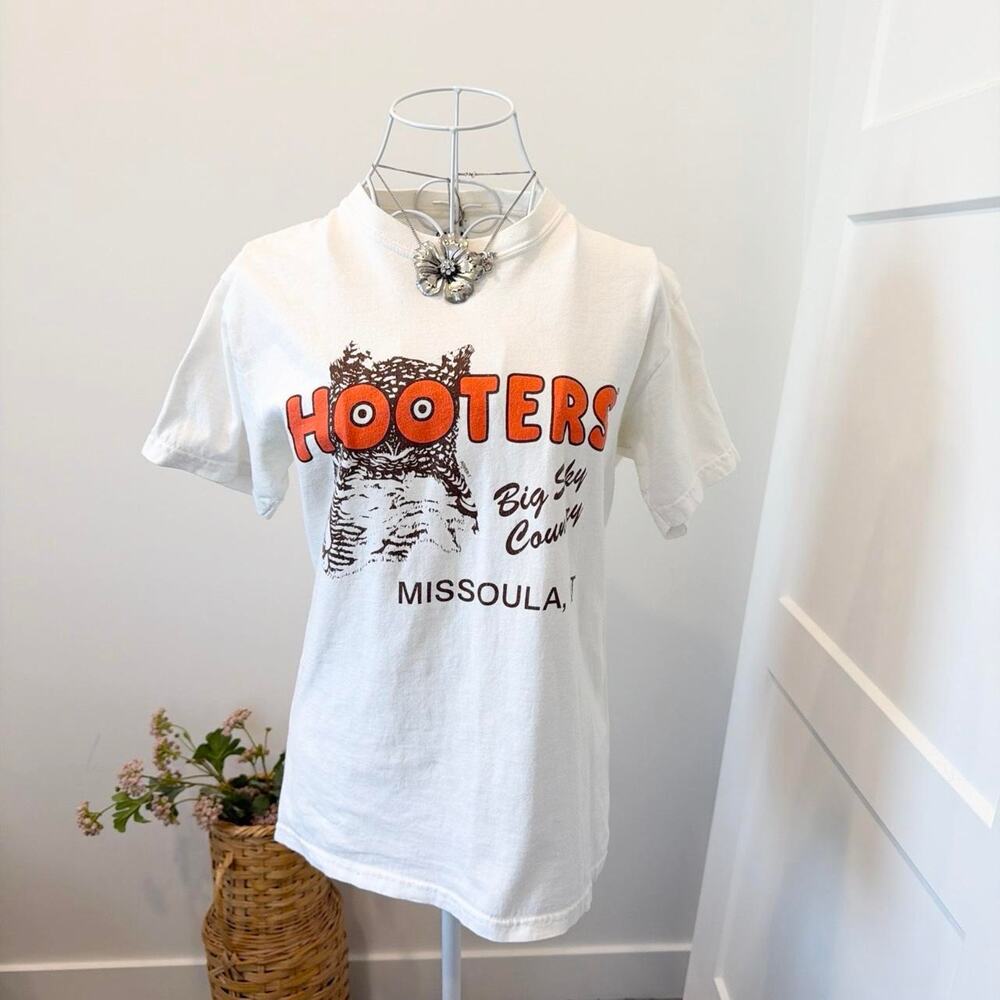 The cutest y2k vintage Hooters tee